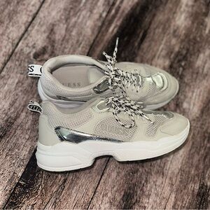 Guess walking shoes 👟